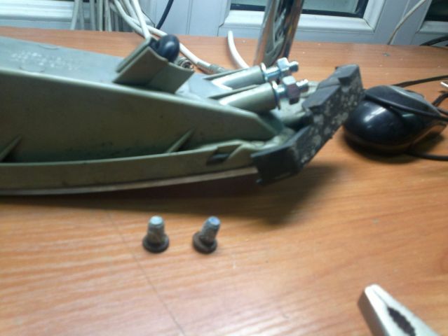 бобышки сгнивших болтов